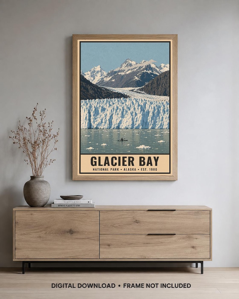 Może przedstawiać: Prostokątny wydruk ścienny przedstawiający krajobraz Parku Narodowego Glacier Bay na Alasce. Obraz ukazuje ośnieżone g&oacute;ry, wielki lodowiec oraz mały kajak na wodzie. Tekst głosi GLACIER BAY NATIONAL PARK ALASKA EST. 1980.