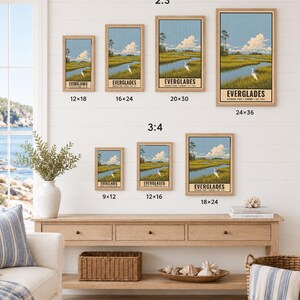 K&ouml;nnte beinhalten: Eine Sammlung vertikaler Wandkunstdrucke, die eine Landschaft des Everglades-Nationalparks mit einem wei&szlig;en Reiher in einem grasbewachsenen Sumpf unter blauem Himmel zeigen. Die Drucke werden in verschiedenen Gr&ouml;&szlig;en von 23x30 cm bis 61x91 cm dargestellt.