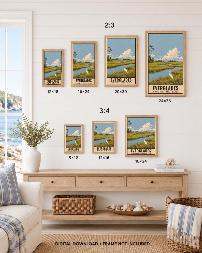 K&ouml;nnte beinhalten: Eine Sammlung vertikaler Wandkunstdrucke, die eine Landschaft des Everglades-Nationalparks mit einem wei&szlig;en Reiher in einem grasbewachsenen Sumpf unter blauem Himmel zeigen. Die Drucke werden in verschiedenen Gr&ouml;&szlig;en von 23x30 cm bis 61x91 cm dargestellt.