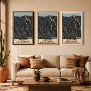 Op de afbeelding: Drie verticale wandkunstprints met een grafische illustratie van het Black Canyon of the Gunnison National Park in Colorado. Elke print toont de tekst Black Canyon of the Gunnison National Park Colorado Est. 1999 in een beige rand.