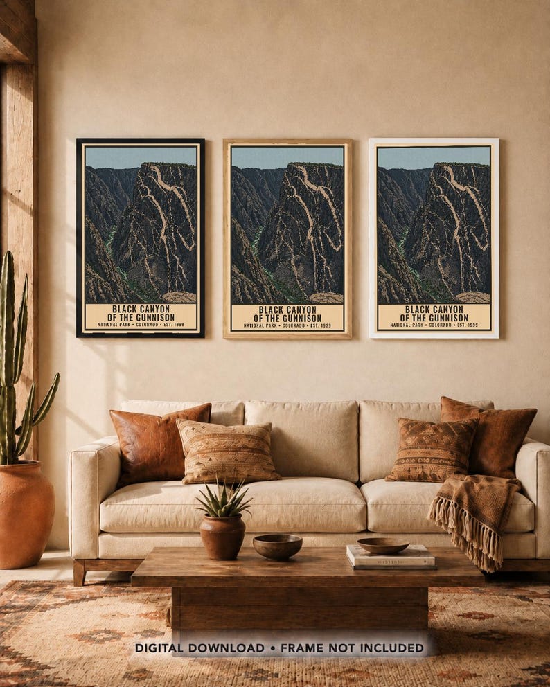Op de afbeelding: Drie verticale wandkunstprints met een grafische illustratie van het Black Canyon of the Gunnison National Park in Colorado. Elke print toont de tekst Black Canyon of the Gunnison National Park Colorado Est. 1999 in een beige rand.