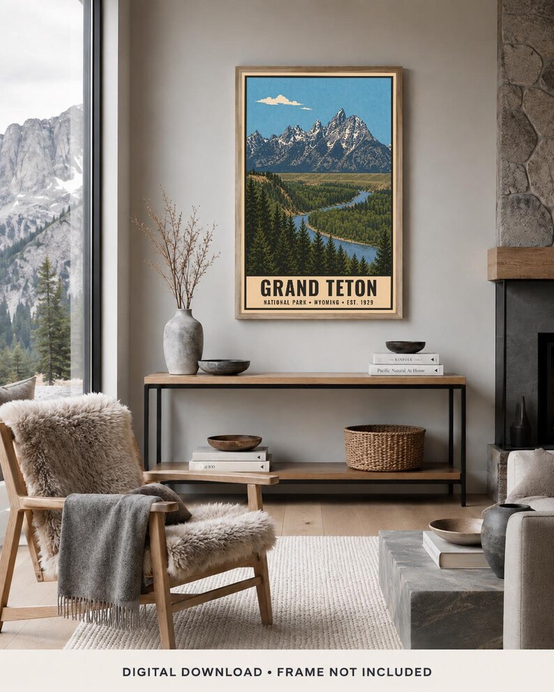 K&ouml;nnte beinhalten: Ein vertikaler Wandkunstdruck mit einer stilisierten Illustration des Grand-Teton-Nationalparks in Wyoming, gegr&uuml;ndet 1929. Das Kunstwerk zeigt schneebedeckte Berggipfel, einen gewundenen Fluss und dichte Kiefernw&auml;lder in einer blau-gr&uuml;nen Farbpalette.