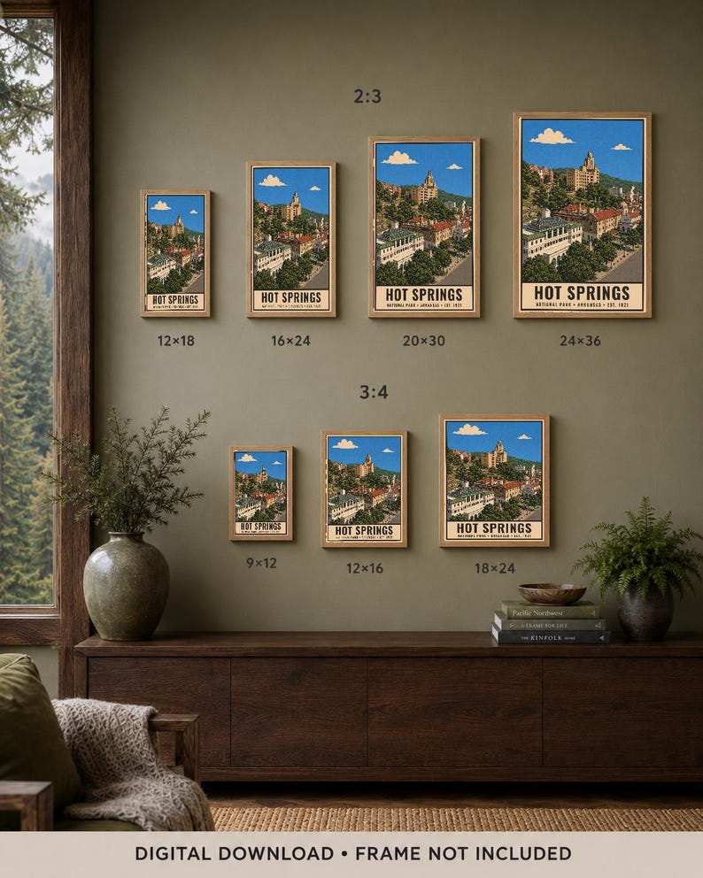 Peut inclure: Une collection de sept affiches murales encadr&eacute;es repr&eacute;sentant le parc national de Hot Springs en Arkansas. Les posters pr&eacute;sentent un ciel bleu, des arbres verts et des b&acirc;timents historiques avec le texte HOT SPRINGS. Les formats incluent 12x18, 16x24, 20x30, 24x36, 9x12, 12x16 et 18x24.