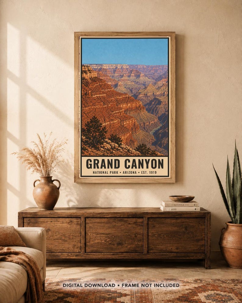 K&ouml;nnte beinhalten: Ein vertikaler Wandkunstdruck mit einer Landschaftsillustration des Grand Canyon mit geschichteten roten Felsformationen unter einem klaren blauen Himmel. Der Text unten lautet GRAND CANYON NATIONAL PARK ARIZONA EST. 1919 in schwarzer Schrift.