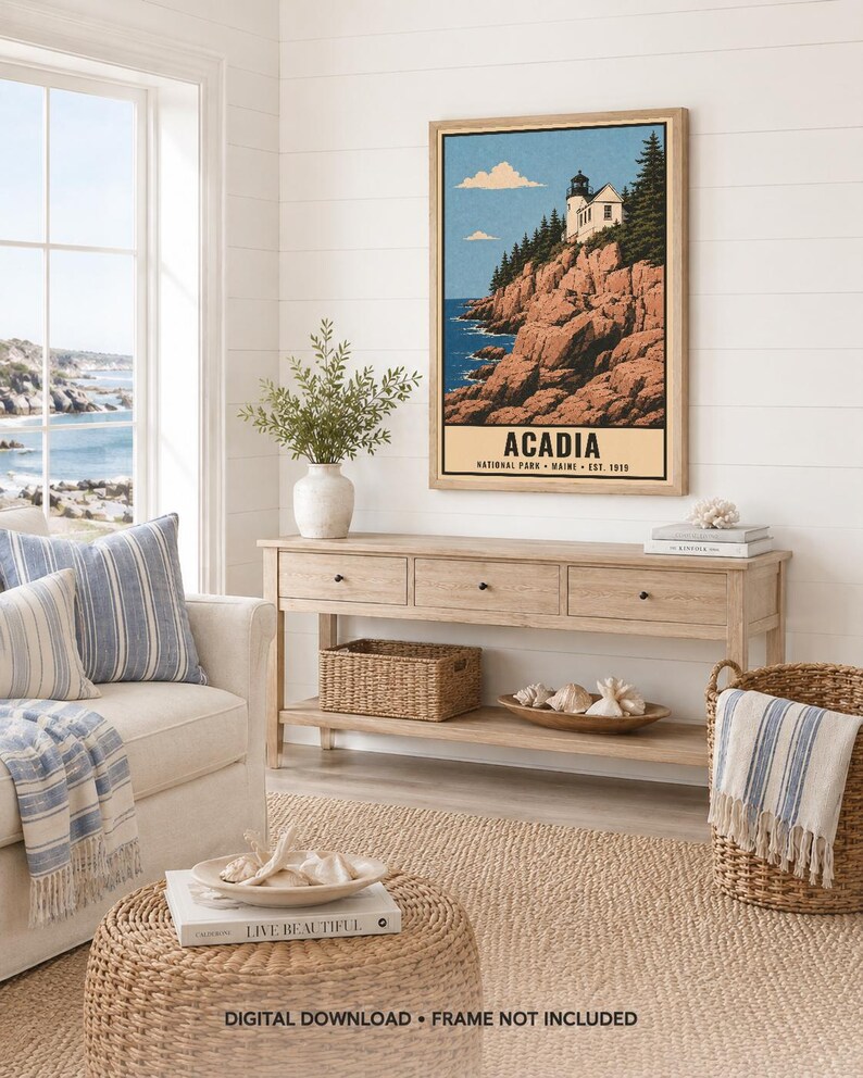 Może przedstawiać: Pionowy wydruk ścienny przedstawiający latarnię morską na skalistym klifie z widokiem na ocean. Tekst brzmi ACADIA NATIONAL PARK MAINE EST. 1919. Ilustracja wykorzystuje paletę niebieskich, białych i ziemistych brązowych odcieni w stylu vintage.