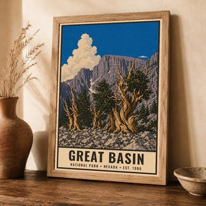 Może przedstawiać: Oprawiony wydruk artystyczny z ilustracją krajobrazu Parku Narodowego Great Basin w Nevadzie, założonego w 1986 roku. Obraz przedstawia surowe g&oacute;ry, jasnoniebieskie niebo z białymi chmurami oraz powykręcane, stare drzewa na skalistym terenie.