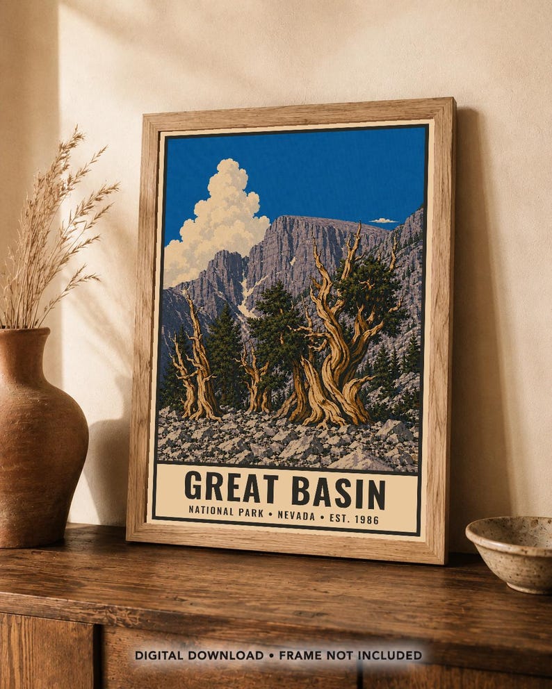 Może przedstawiać: Oprawiony wydruk artystyczny z ilustracją krajobrazu Parku Narodowego Great Basin w Nevadzie, założonego w 1986 roku. Obraz przedstawia surowe g&oacute;ry, jasnoniebieskie niebo z białymi chmurami oraz powykręcane, stare drzewa na skalistym terenie.