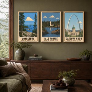 Op de afbeelding: Drie rechthoekige wandkunstprints in lichte houten lijsten met illustraties van de nationale parken Voyageurs, Isle Royale en Gateway Arch. Elke print bevat de parknaam, locatie en oprichtingsjaar. Digitale download, lijst niet inbegrepen.