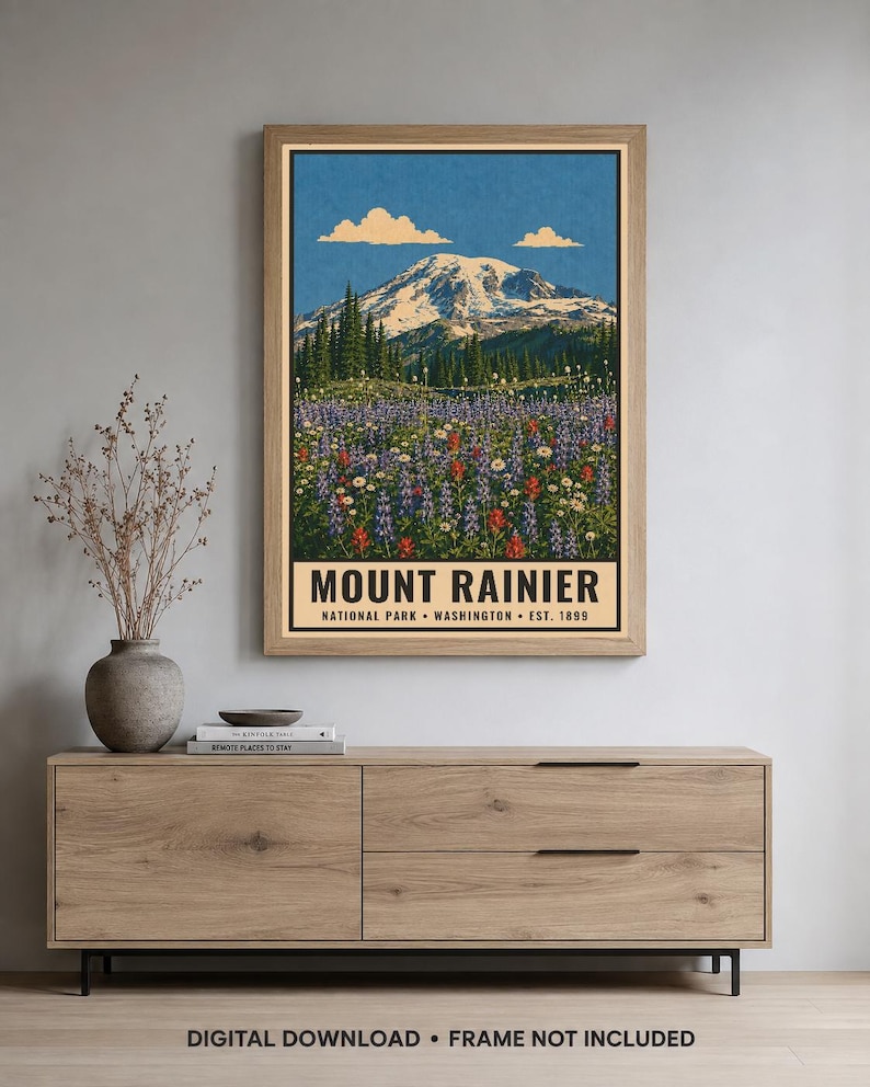 K&ouml;nnte beinhalten: Ein vertikaler, rechteckiger Wandkunstdruck mit einer Landschaftsillustration des Mount Rainier mit schneebedecktem Gipfel, immergr&uuml;nen B&auml;umen und einem Feld aus violetten und roten Wildblumen unter blauem Himmel. Der Text lautet MOUNT RAINIER NATIONAL PARK WASHINGTON EST. 1899.