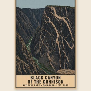 Op de afbeelding: Een verticale poster met een diepe kloof met donkere, grillige rotswanden gemarkeerd door lichtgekleurde aders en een rivier die onderin stroomt. De tekst luidt: BLACK CANYON OF THE GUNNISON NATIONAL PARK &bull; COLORADO &bull; EST. 1999.
