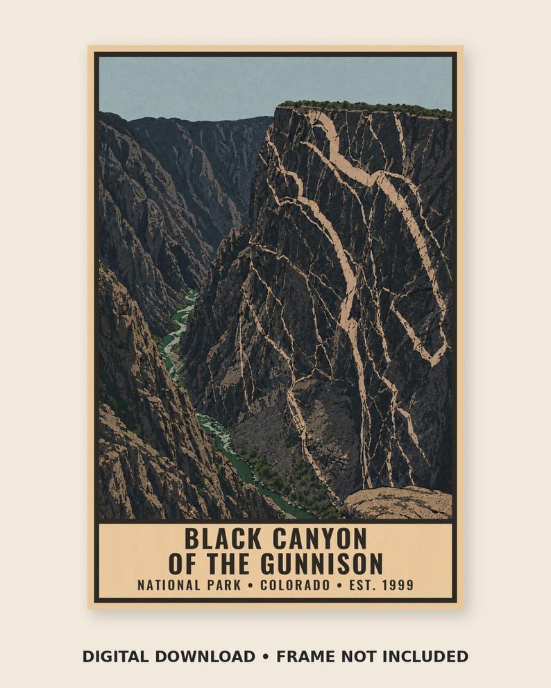 Op de afbeelding: Een verticale poster met een diepe kloof met donkere, grillige rotswanden gemarkeerd door lichtgekleurde aders en een rivier die onderin stroomt. De tekst luidt: BLACK CANYON OF THE GUNNISON NATIONAL PARK &bull; COLORADO &bull; EST. 1999.