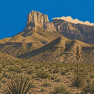 K&ouml;nnte beinhalten: Eine Landschaftsillustration mit einem markanten, hellen Felsgipfel unter einem klaren blauen Himmel. Im Vordergrund ist W&uuml;stenvegetation zu sehen, darunter stachelige Agaven und niedrige Str&auml;ucher auf einem rauen Gel&auml;nde.