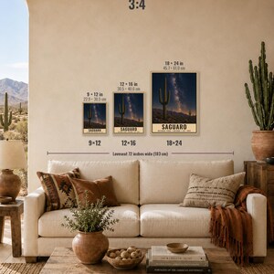 Puede incluir: Tres l&aacute;minas de pared enmarcadas del Parque Nacional Saguaro de noche, en tama&ntilde;os de 22,9x30,5 cm, 30,5x40,6 cm y 45,7x61,0 cm. Cada l&aacute;mina muestra la silueta de un cactus saguaro bajo un cielo estrellado con el texto SAGUARO NATIONAL PARK ARIZONA EST. 1994.
