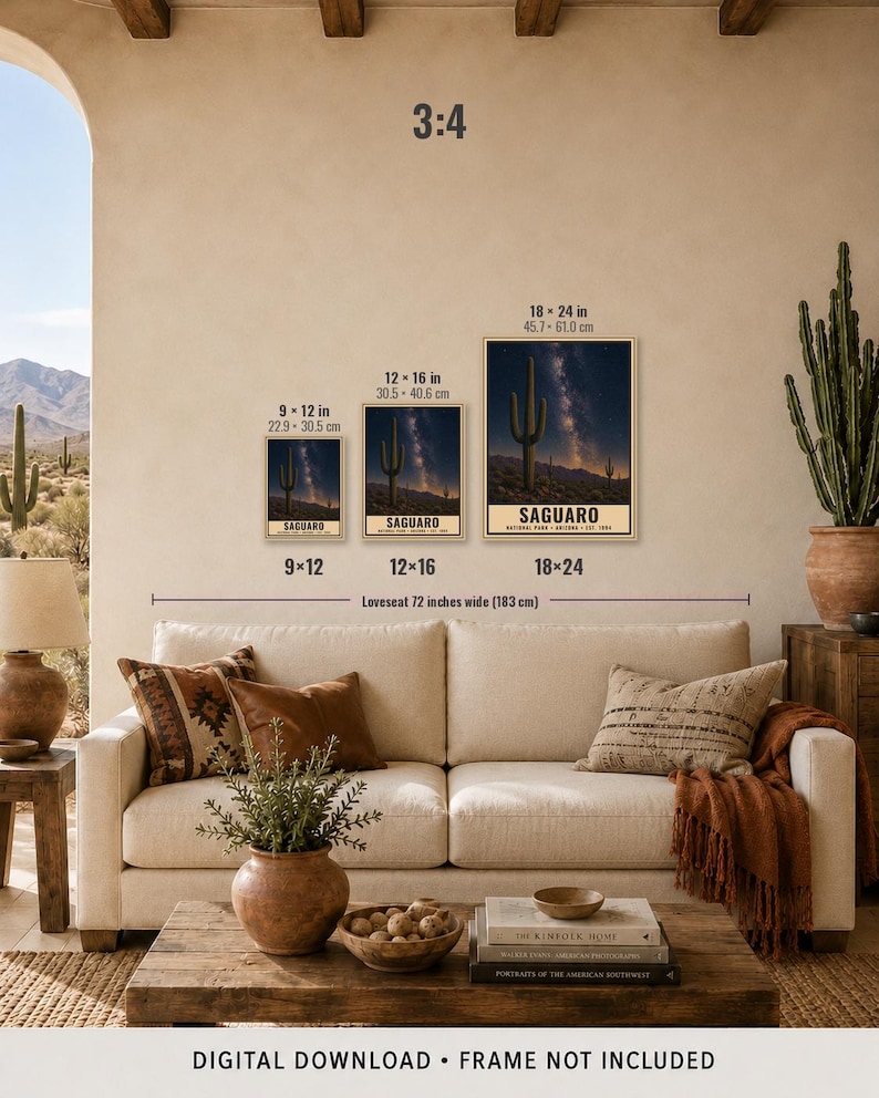 Puede incluir: Tres l&aacute;minas de pared enmarcadas del Parque Nacional Saguaro de noche, en tama&ntilde;os de 22,9x30,5 cm, 30,5x40,6 cm y 45,7x61,0 cm. Cada l&aacute;mina muestra la silueta de un cactus saguaro bajo un cielo estrellado con el texto SAGUARO NATIONAL PARK ARIZONA EST. 1994.