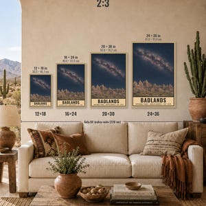K&ouml;nnte beinhalten: Vier vertikale Wandkunstdrucke des Badlands Nationalparks mit einem Sternenhimmel &uuml;ber Felsformationen. Gr&ouml;&szlig;en: 30,5x45,7 cm, 40,6x61,0 cm, 50,8x76,2 cm und 61,0x91,4 cm. Die Drucke tragen den Text BADLANDS NATIONAL PARK SOUTH DAKOTA.