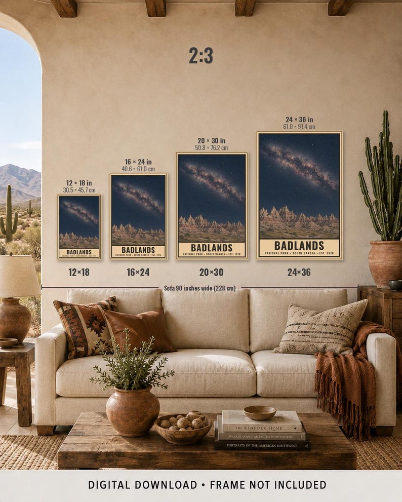 K&ouml;nnte beinhalten: Vier vertikale Wandkunstdrucke des Badlands Nationalparks mit einem Sternenhimmel &uuml;ber Felsformationen. Gr&ouml;&szlig;en: 30,5x45,7 cm, 40,6x61,0 cm, 50,8x76,2 cm und 61,0x91,4 cm. Die Drucke tragen den Text BADLANDS NATIONAL PARK SOUTH DAKOTA.