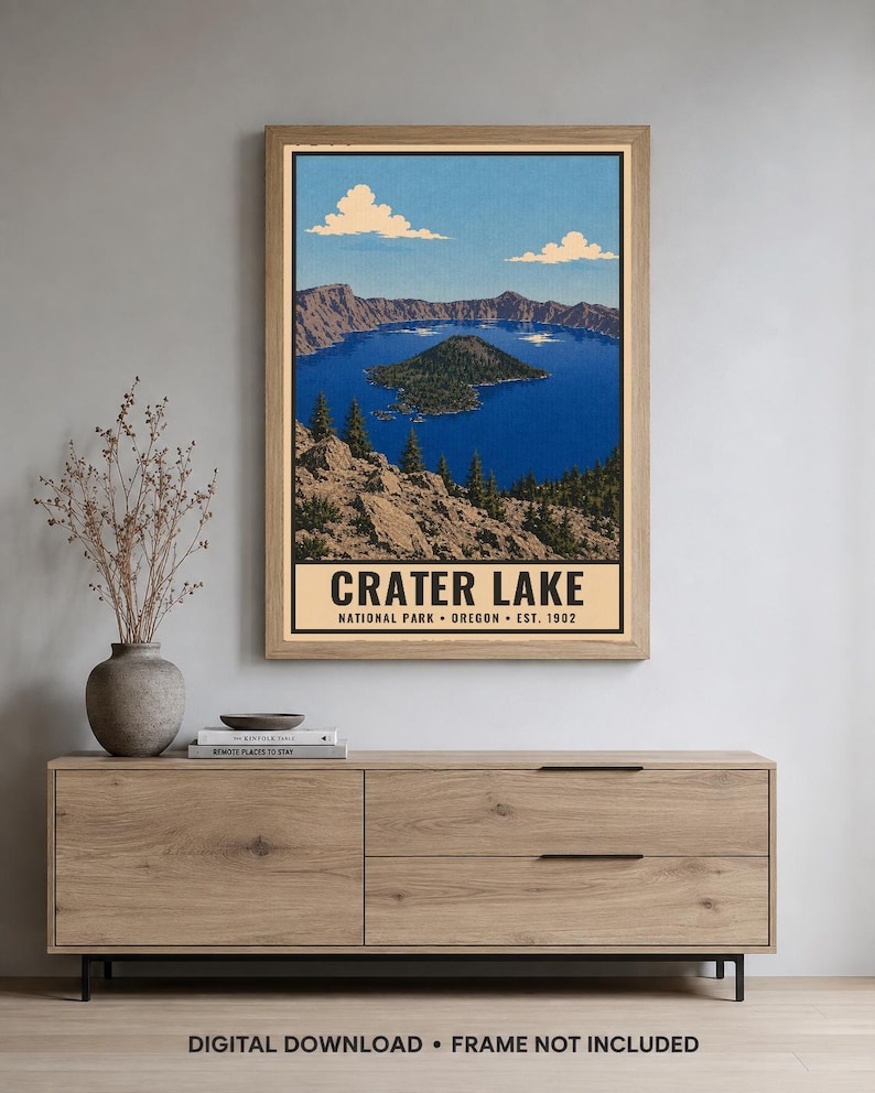 Może przedstawiać: Pionowy wydruk ścienny przedstawiający stylizowaną ilustrację Parku Narodowego Crater Lake w Oregonie. Obraz ukazuje głębokie niebieskie jezioro z wyspą Wizard Island, otoczone skalistymi klifami i sosnami pod niebieskim niebem z białymi chmurami.