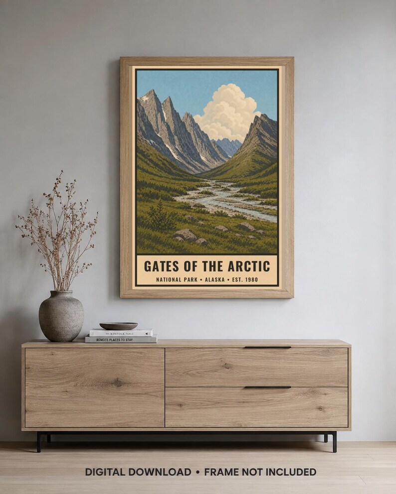 Może przedstawiać: Pionowy plakat z ilustracją krajobrazu Parku Narodowego Gates of the Arctic na Alasce. Grafika przedstawia poszarpane g&oacute;ry, wijącą się rzekę i zieloną tundrę pod błękitnym niebem z chmurami. Tekst głosi GATES OF THE ARCTIC NATIONAL PARK ALASKA EST. 1980.