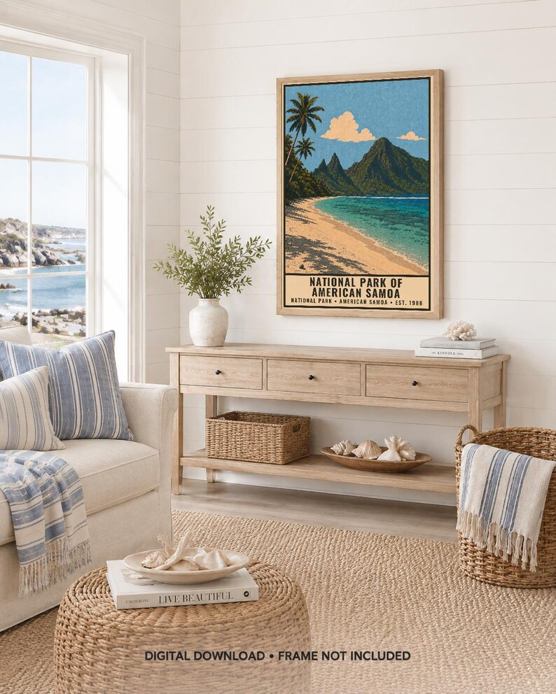 Pode incluir: Uma impress&atilde;o de arte de parede vertical com uma ilustra&ccedil;&atilde;o de paisagem do Parque Nacional da Samoa Americana com palmeiras, montanhas, uma praia de areia e &aacute;gua azul. O texto diz National Park of American Samoa, Est. 1988.