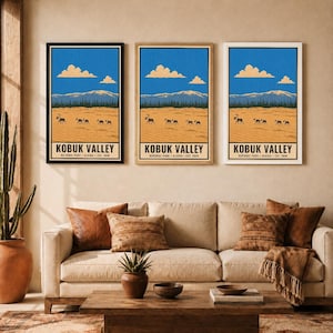 Op de afbeelding: Drie identieke verticale posters met een landschapsillustratie van Kobuk Valley National Park, Alaska. Het kunstwerk toont een blauwe lucht met wolken, verre bergen, een bosrand en kariboes op een beige veld met de tekst Kobuk Valley.