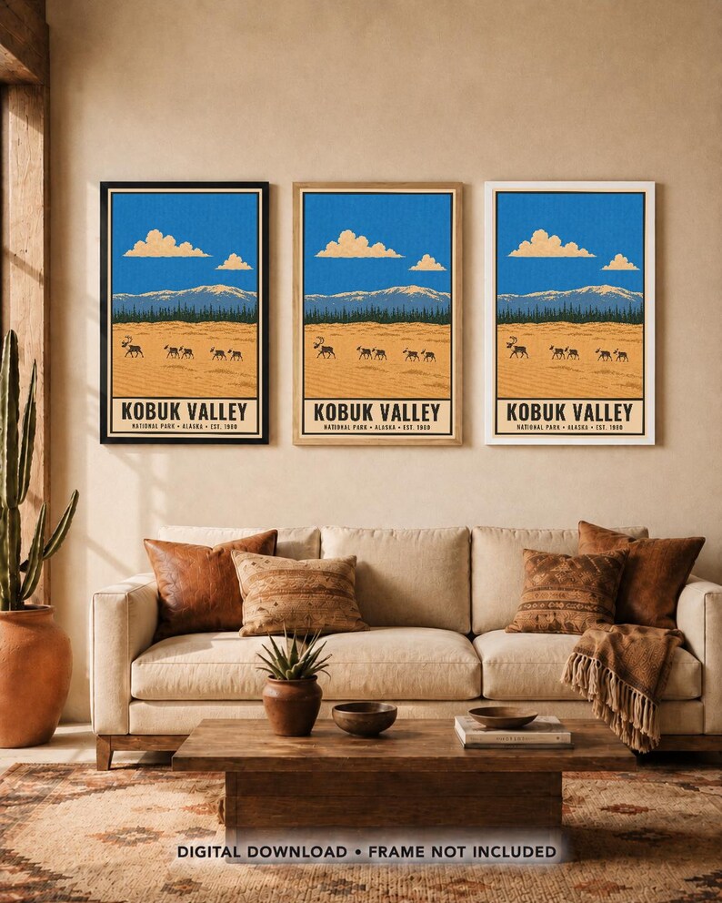 Op de afbeelding: Drie identieke verticale posters met een landschapsillustratie van Kobuk Valley National Park, Alaska. Het kunstwerk toont een blauwe lucht met wolken, verre bergen, een bosrand en kariboes op een beige veld met de tekst Kobuk Valley.