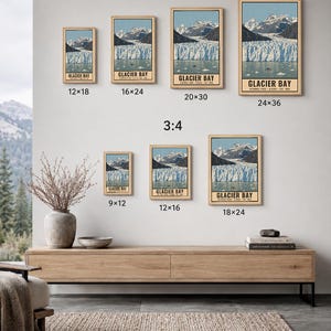 Może przedstawiać: Kolekcja siedmiu oprawionych plakat&oacute;w ściennych przedstawiających Park Narodowy Glacier Bay na Alasce. Plakaty ukazują niebieski lodowiec, ośnieżone g&oacute;ry i wodę, z nadrukowanym u dołu tekstem GLACIER BAY NATIONAL PARK ALASKA EST. 1980.