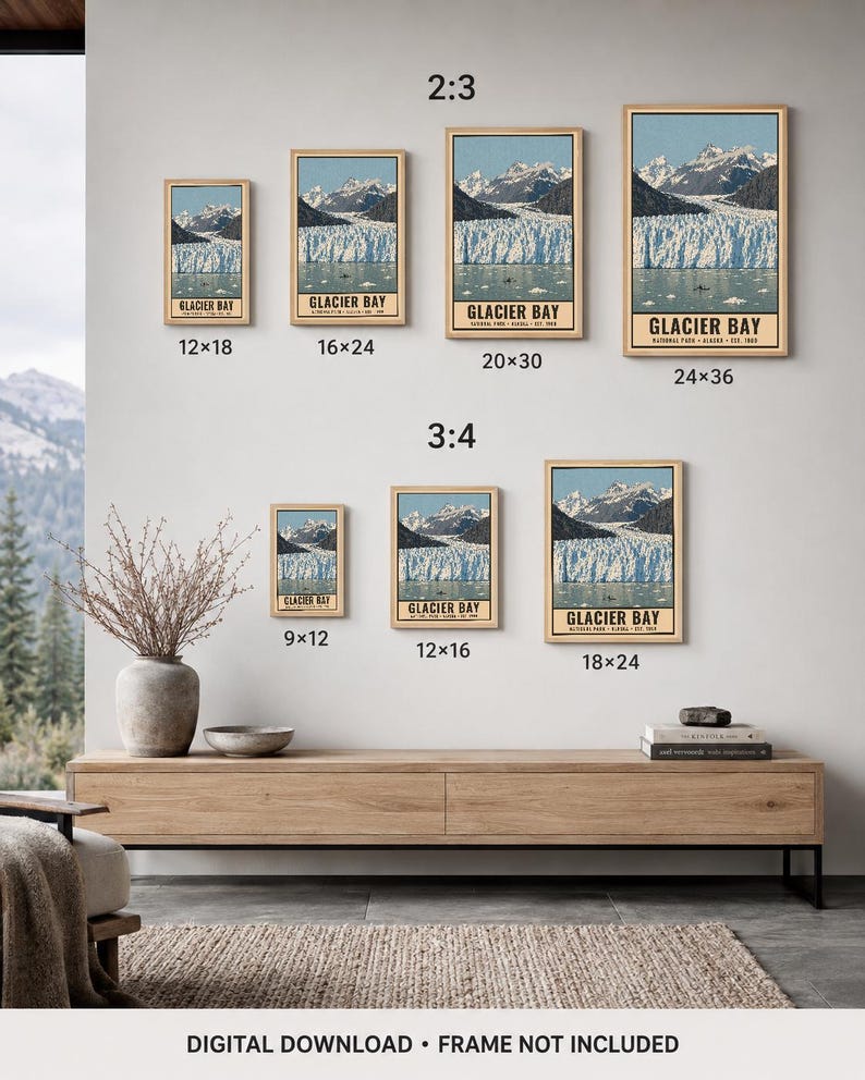 Może przedstawiać: Kolekcja siedmiu oprawionych plakat&oacute;w ściennych przedstawiających Park Narodowy Glacier Bay na Alasce. Plakaty ukazują niebieski lodowiec, ośnieżone g&oacute;ry i wodę, z nadrukowanym u dołu tekstem GLACIER BAY NATIONAL PARK ALASKA EST. 1980.