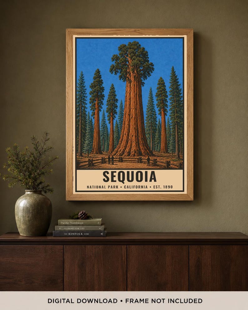 Może przedstawiać: Oprawiony pionowy plakat przedstawiający wielkie drzewo sekwoi w lesie pod bezchmurnym niebem. Tekst na dole brzmi SEQUOIA NATIONAL PARK CALIFORNIA EST. 1890. Grafika umieszczona jest w jasnej drewnianej ramie.