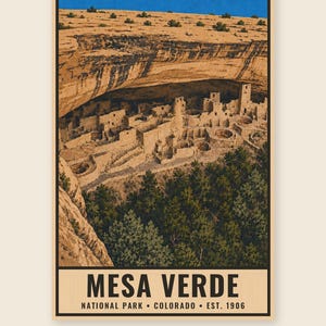 Pu&ograve; includere: Un poster rettangolare con un'illustrazione paesaggistica del Parco Nazionale di Mesa Verde in Colorado. L'immagine raffigura antiche abitazioni rupestri sotto una sporgenza rocciosa, con alberi verdi e il testo MESA VERDE NATIONAL PARK COLORADO EST. 1906.
