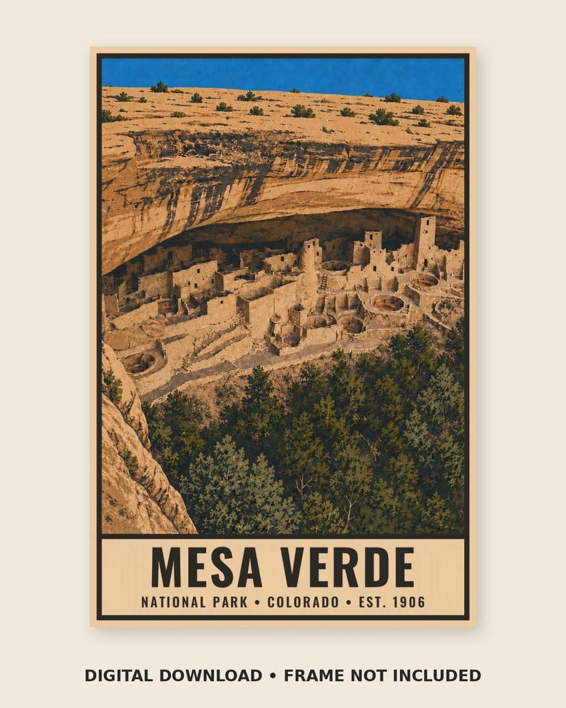 Pu&ograve; includere: Un poster rettangolare con un'illustrazione paesaggistica del Parco Nazionale di Mesa Verde in Colorado. L'immagine raffigura antiche abitazioni rupestri sotto una sporgenza rocciosa, con alberi verdi e il testo MESA VERDE NATIONAL PARK COLORADO EST. 1906.