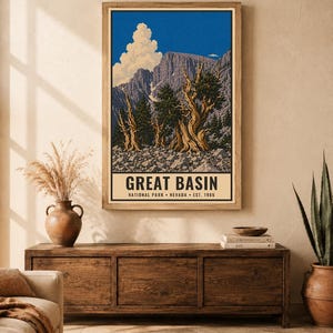 Może przedstawiać: Pionowy, prostokątny wydruk ścienny z ilustracją krajobrazu Parku Narodowego Great Basin w Nevadzie, założonego w 1986 roku. Grafika przedstawia powykręcane drzewa, skalisty teren i pasmo g&oacute;rskie pod jasnoniebieskim niebem z chmurami.