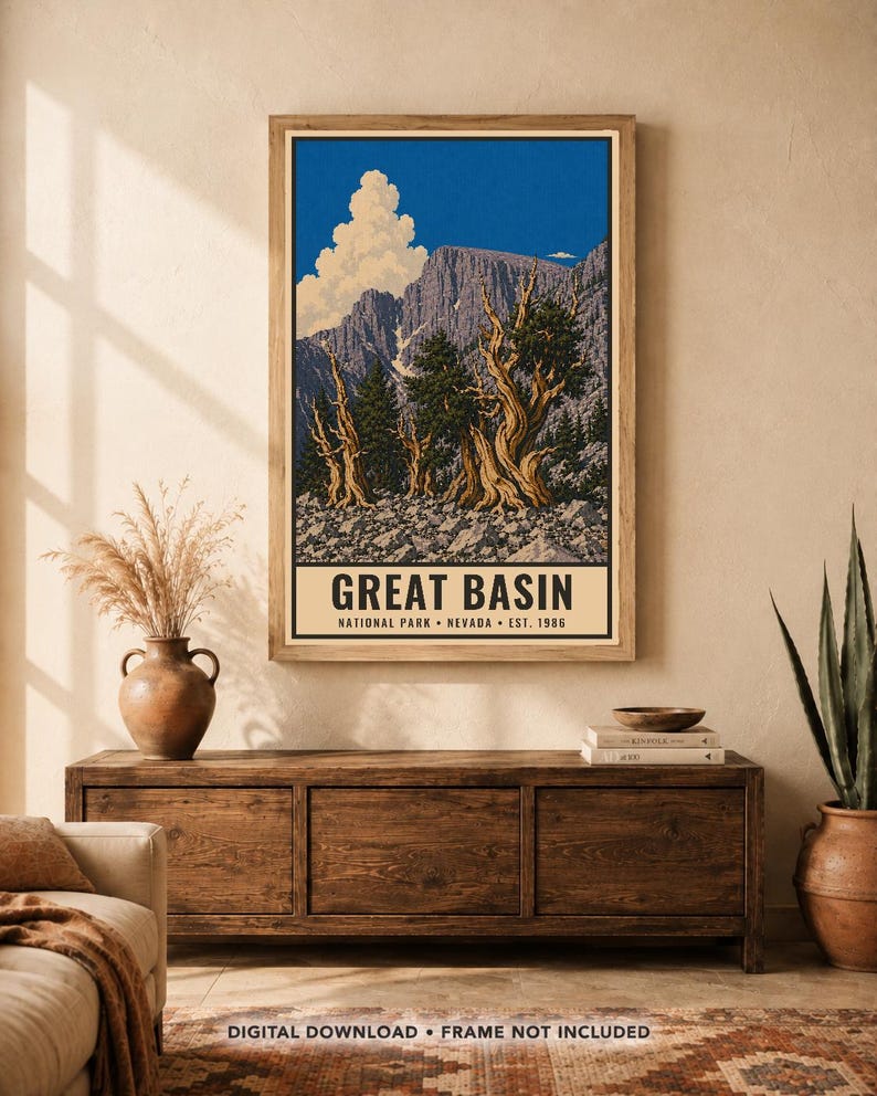 Może przedstawiać: Pionowy, prostokątny wydruk ścienny z ilustracją krajobrazu Parku Narodowego Great Basin w Nevadzie, założonego w 1986 roku. Grafika przedstawia powykręcane drzewa, skalisty teren i pasmo g&oacute;rskie pod jasnoniebieskim niebem z chmurami.