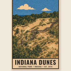 Op de afbeelding: Een verticale posterillustratie van Indiana Dunes National Park met een houten trap die een zandduin vol groene bomen en struiken op slingert onder een blauwe lucht met witte wolken. De tekst luidt INDIANA DUNES NATIONAL PARK INDIANA EST. 2019.