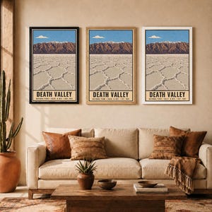 Puede incluir: Tres l&aacute;minas de arte mural vertical que muestran un paisaje del Parque Nacional del Valle de la Muerte con salinas en primer plano, monta&ntilde;as al fondo y un cielo azul. Cada l&aacute;mina incluye el texto DEATH VALLEY NATIONAL PARK CALIF. & NEV. EST. 1994.