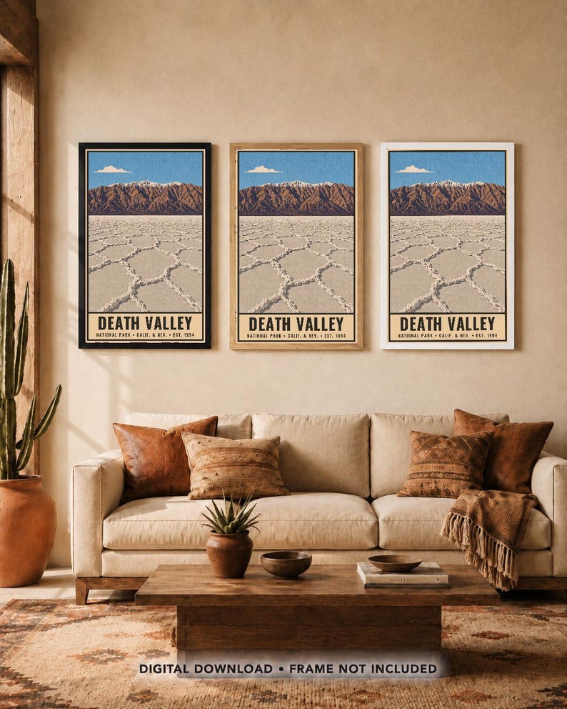 Puede incluir: Tres l&aacute;minas de arte mural vertical que muestran un paisaje del Parque Nacional del Valle de la Muerte con salinas en primer plano, monta&ntilde;as al fondo y un cielo azul. Cada l&aacute;mina incluye el texto DEATH VALLEY NATIONAL PARK CALIF. & NEV. EST. 1994.