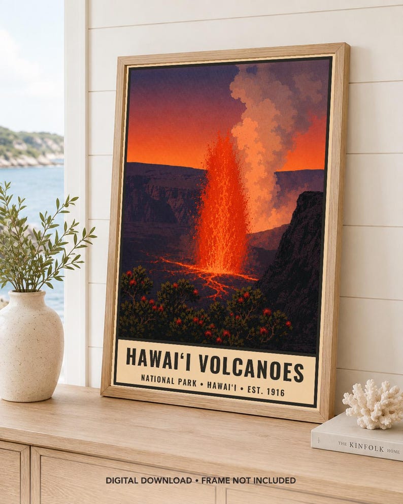 Puede incluir: Un p&oacute;ster enmarcado que representa una erupci&oacute;n volc&aacute;nica nocturna con lava de color naranja brillante y una columna de humo. El texto en la parte inferior dice HAWAI'I VOLCANOES NATIONAL PARK &bull; HAWAI'I &bull; EST. 1916. La obra muestra siluetas oscuras.