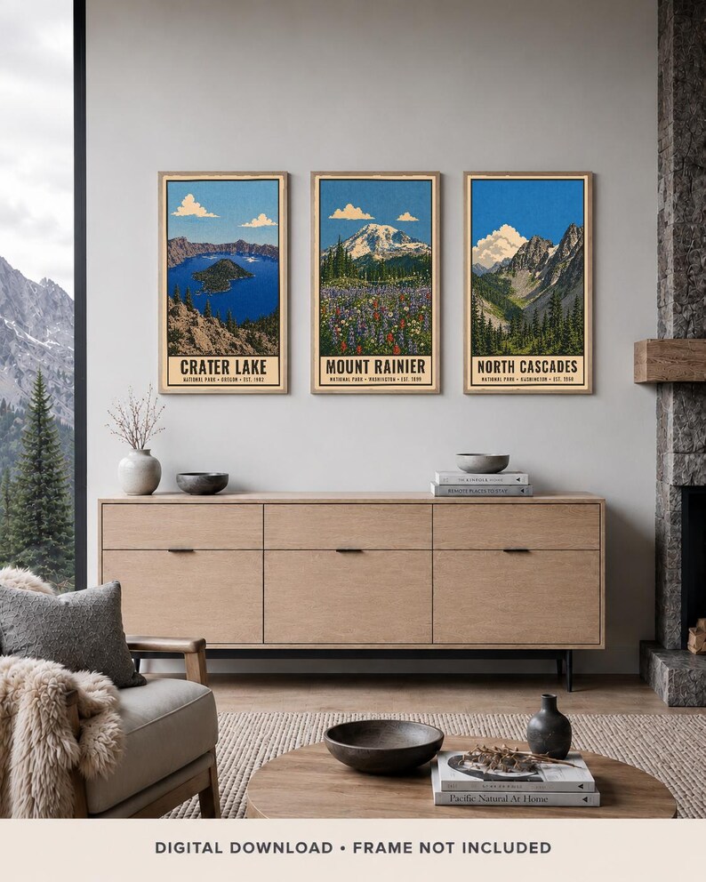 Może przedstawiać: Trzy pionowe, prostokątne plakaty ścienne w drewnianych ramach z ilustracjami park&oacute;w narodowych Crater Lake, Mount Rainier i North Cascades. Każdy wydruk zawiera nazwę parku, lokalizację oraz rok założenia czarną czcionką.