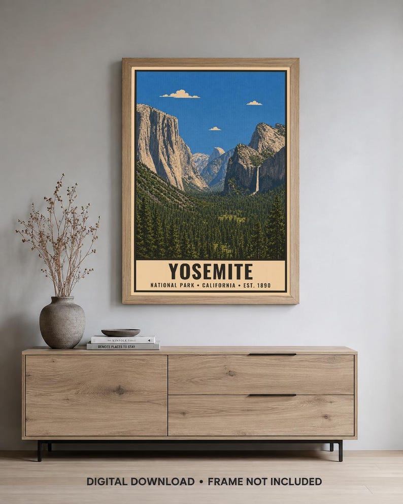 Może przedstawiać: Pionowy wydruk ścienny przedstawiający ilustrację krajobrazu Parku Narodowego Yosemite z granitowymi klifami, wodospadem i gęstymi lasami sosnowymi pod błękitnym niebem. Tekst głosi YOSEMITE NATIONAL PARK CALIFORNIA EST. 1890.