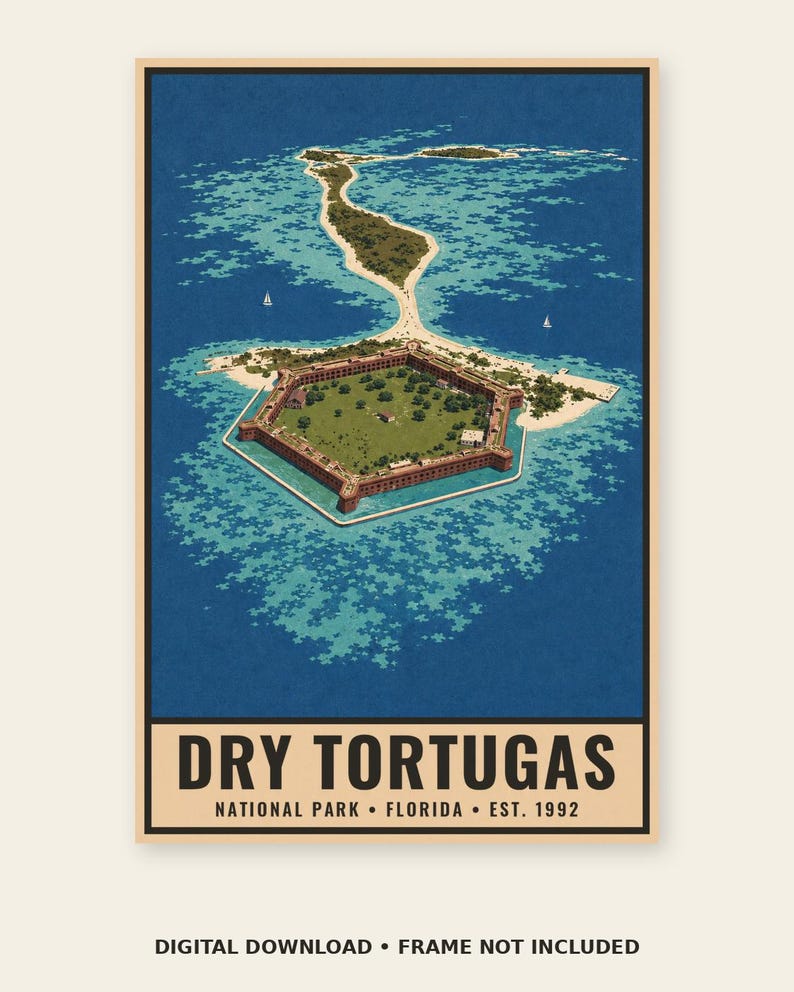 Pu&ograve; includere: Un poster verticale con un'illustrazione aerea del forte esagonale Jefferson circondato da acqua turchese e un'isola sabbiosa. Il testo in basso recita DRY TORTUGAS NATIONAL PARK FLORIDA EST. 1992 in grassetto nero.