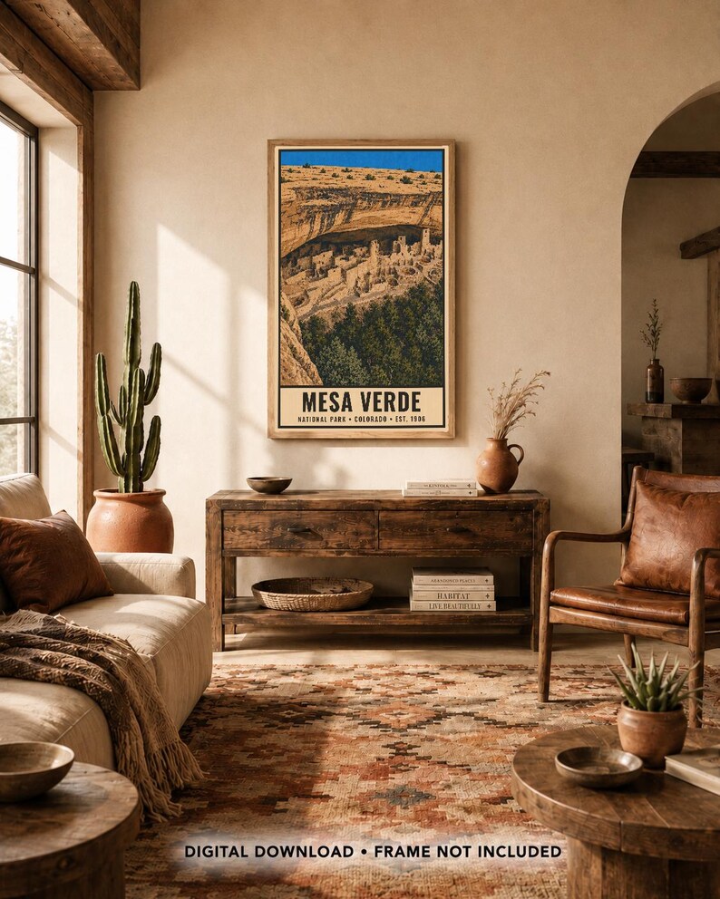 Pu&ograve; includere: Una stampa artistica da parete verticale con un'illustrazione dettagliata delle abitazioni rupestri di Mesa Verde in Colorado. L'opera mostra formazioni rocciose color marrone chiaro, alberi verdi e un cielo blu brillante, con il testo MESA VERDE NATIONAL PARK COLORADO EST. 1906.