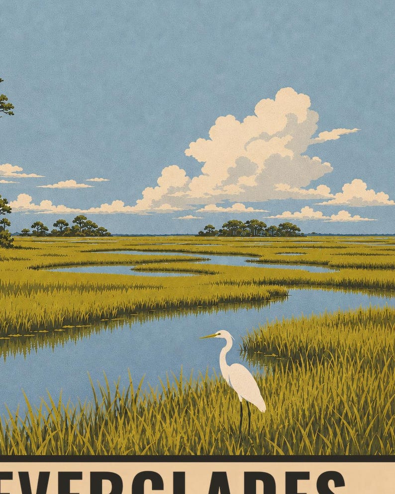 K&ouml;nnte beinhalten: Eine Plakatillustration der Everglades mit einem wei&szlig;en Reiher, der in goldgr&uuml;nem Sumpfgras neben einem gewundenen blauen Wasserlauf unter einem hellblauen Himmel mit wei&szlig;en Wolken steht. Das Wort EVERGLADES ist unten in Schwarz gedruckt.