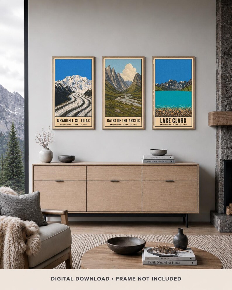 K&ouml;nnte beinhalten: Drei vertikale Wandkunstdrucke mit Illustrationen der Nationalparks Wrangell-St. Elias, Gates of the Arctic und Lake Clark. Jeder Druck zeigt eine Landschaft mit Bergen, Gletschern oder Seen und enth&auml;lt den Parknamen in schwarzer Schrift.