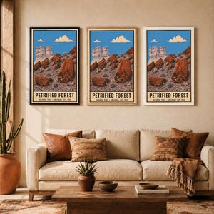 Peut inclure: Trois affiches murales verticales identiques repr&eacute;sentant le paysage du parc national de la for&ecirc;t p&eacute;trifi&eacute;e en Arizona. Chaque impression montre des formations rocheuses rouges, un ciel bleu avec des nuages et le texte Petrified Forest National Park Arizona Est 1962.