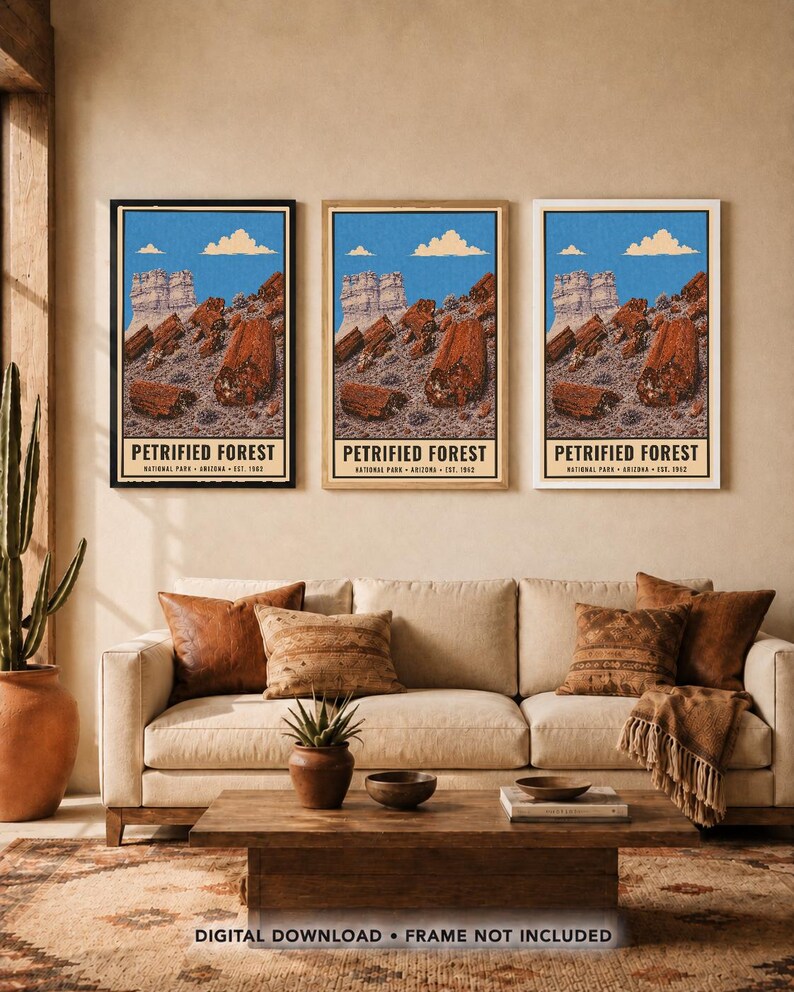 Peut inclure: Trois affiches murales verticales identiques repr&eacute;sentant le paysage du parc national de la for&ecirc;t p&eacute;trifi&eacute;e en Arizona. Chaque impression montre des formations rocheuses rouges, un ciel bleu avec des nuages et le texte Petrified Forest National Park Arizona Est 1962.