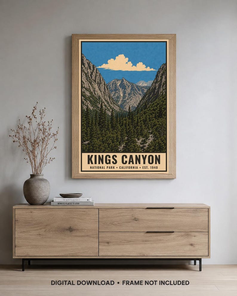 Pu&ograve; includere: Una stampa artistica da parete rettangolare verticale con un'illustrazione paesaggistica del Kings Canyon National Park in California. L'opera raffigura cime montuose frastagliate, una fitta foresta di conifere e una nuvola.