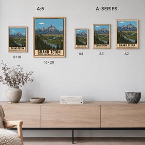 K&ouml;nnte beinhalten: Eine Sammlung von f&uuml;nf gerahmten Postern, die den Grand-Teton-Nationalpark mit blauem Himmel, schneebedeckten Bergen und einem Fluss zeigen. Die Gr&ouml;&szlig;en sind mit 8x10, 16x20, A4, A3 und A2 beschriftet. Der Text lautet Grand Teton National Park.