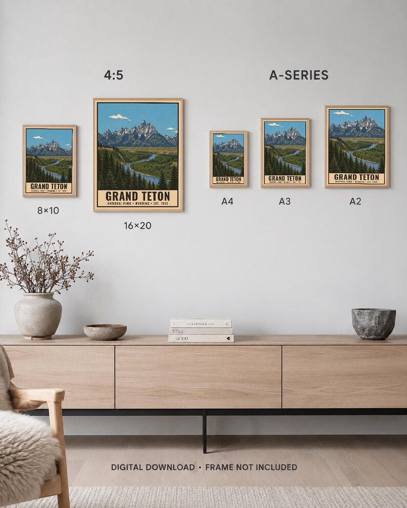 K&ouml;nnte beinhalten: Eine Sammlung von f&uuml;nf gerahmten Postern, die den Grand-Teton-Nationalpark mit blauem Himmel, schneebedeckten Bergen und einem Fluss zeigen. Die Gr&ouml;&szlig;en sind mit 8x10, 16x20, A4, A3 und A2 beschriftet. Der Text lautet Grand Teton National Park.