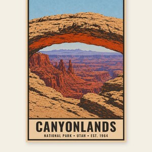 Op de afbeelding: Een rechthoekige poster met een landschapsillustratie van Mesa Arch in Canyonlands National Park, Utah. De afbeelding toont een natuurlijke oranje rotsboog die een uitzicht op rode canyons en verre bergen onder een blauwe lucht omlijst. De tekst luidt CANYONLANDS NATIONAL PARK UTAH EST. 1964.