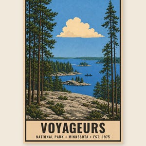 Op de afbeelding: Een verticale poster met een landschapsillustratie van Voyageurs National Park in Minnesota. De afbeelding toont een rotsachtige kustlijn met hoge dennenbomen, een blauw meer met kleine eilanden, een kano en een wolk. De tekst luidt VOYAGEURS NATIONAL PARK MINNESOTA EST. 1975.