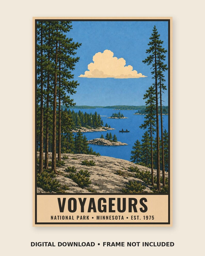 Op de afbeelding: Een verticale poster met een landschapsillustratie van Voyageurs National Park in Minnesota. De afbeelding toont een rotsachtige kustlijn met hoge dennenbomen, een blauw meer met kleine eilanden, een kano en een wolk. De tekst luidt VOYAGEURS NATIONAL PARK MINNESOTA EST. 1975.